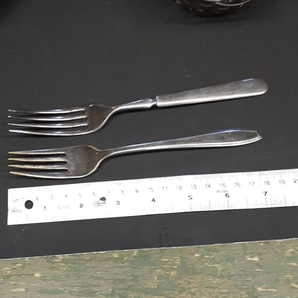 6 pc metal basket, silver plate biscuit tray, 2 silver wire bread basket… - Picture 10 of 10